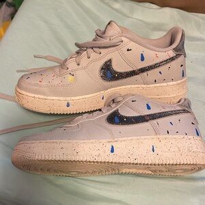 Nike Air Force 1 LV8
Paint Splatter Light Bone  size 6.5 EUC